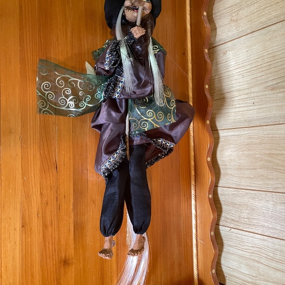 Flying eye flashing cackling fashionable animated Halloween witch - Picture 7 of 11